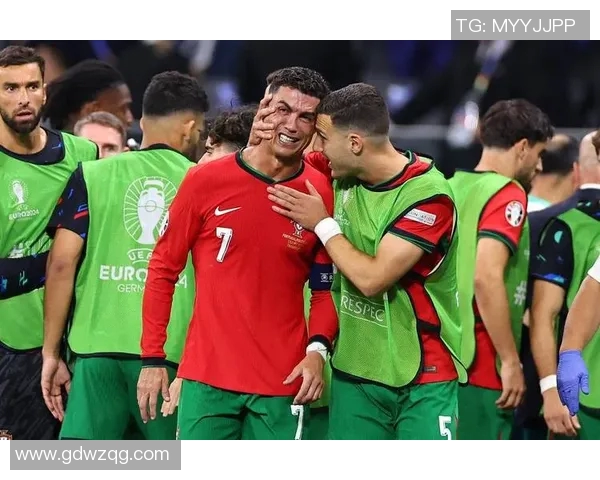 高清足球明星挂图欣赏尽显球场风采与魅力的完美瞬间