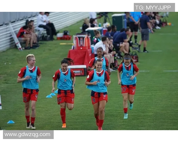 帅气足球明星与女孩的梦幻邂逅展现青春活力与激情的瞬间