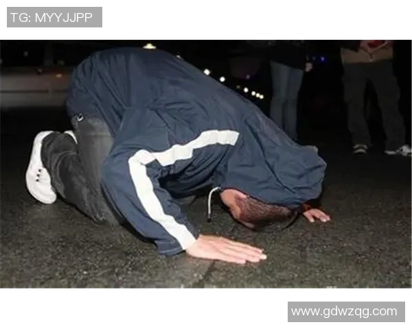 足球明星啃树皮事件揭秘背后的趣闻与真相分析